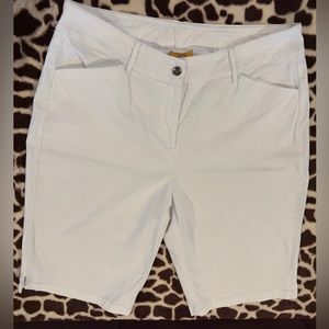 Ruby Rd Woman white shorts size 18W, no stains, excellent used condition.